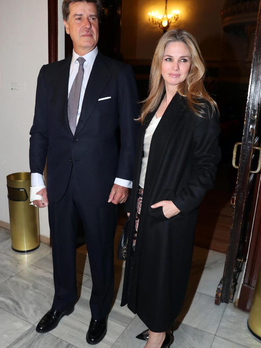 Cayetano junto a Genoveva Casanova, quien acudió con sus hijos Amina y Luis.
