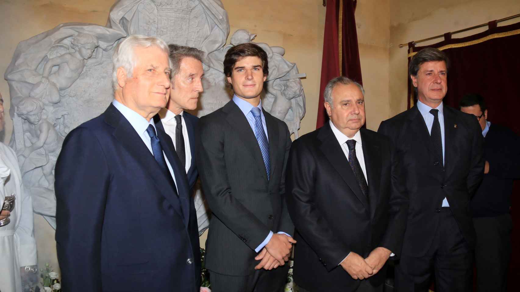 Cayetano junto a sus hermanos, Carlos y Fernando, y Alfonso Diez junto a Carlos Fitz James Stuart Solís, en el aniversario de la muerte de la duquesa de Alba.