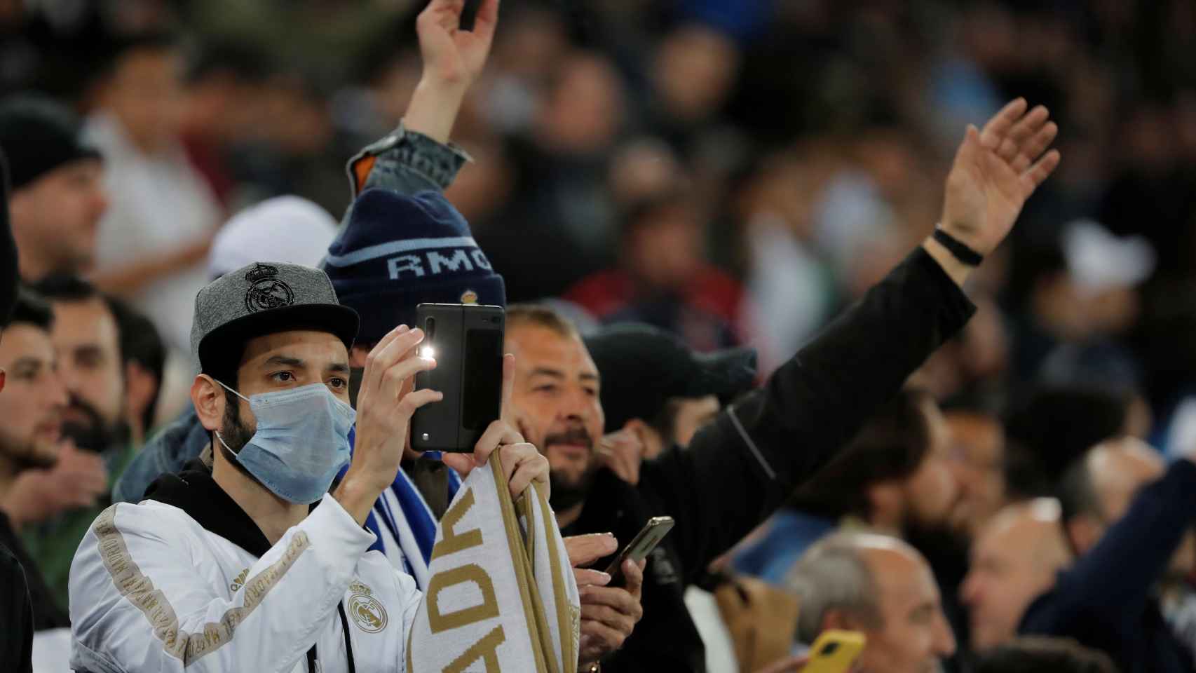 Un aficionado con mascarilla en el Santiago Bernabéu