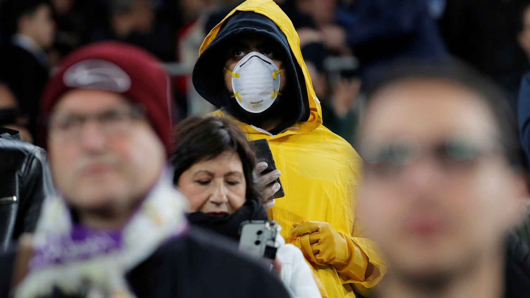 Un aficionado con mascarilla en el Santiago Bernabéu ante el temor de contagio de coronavirus