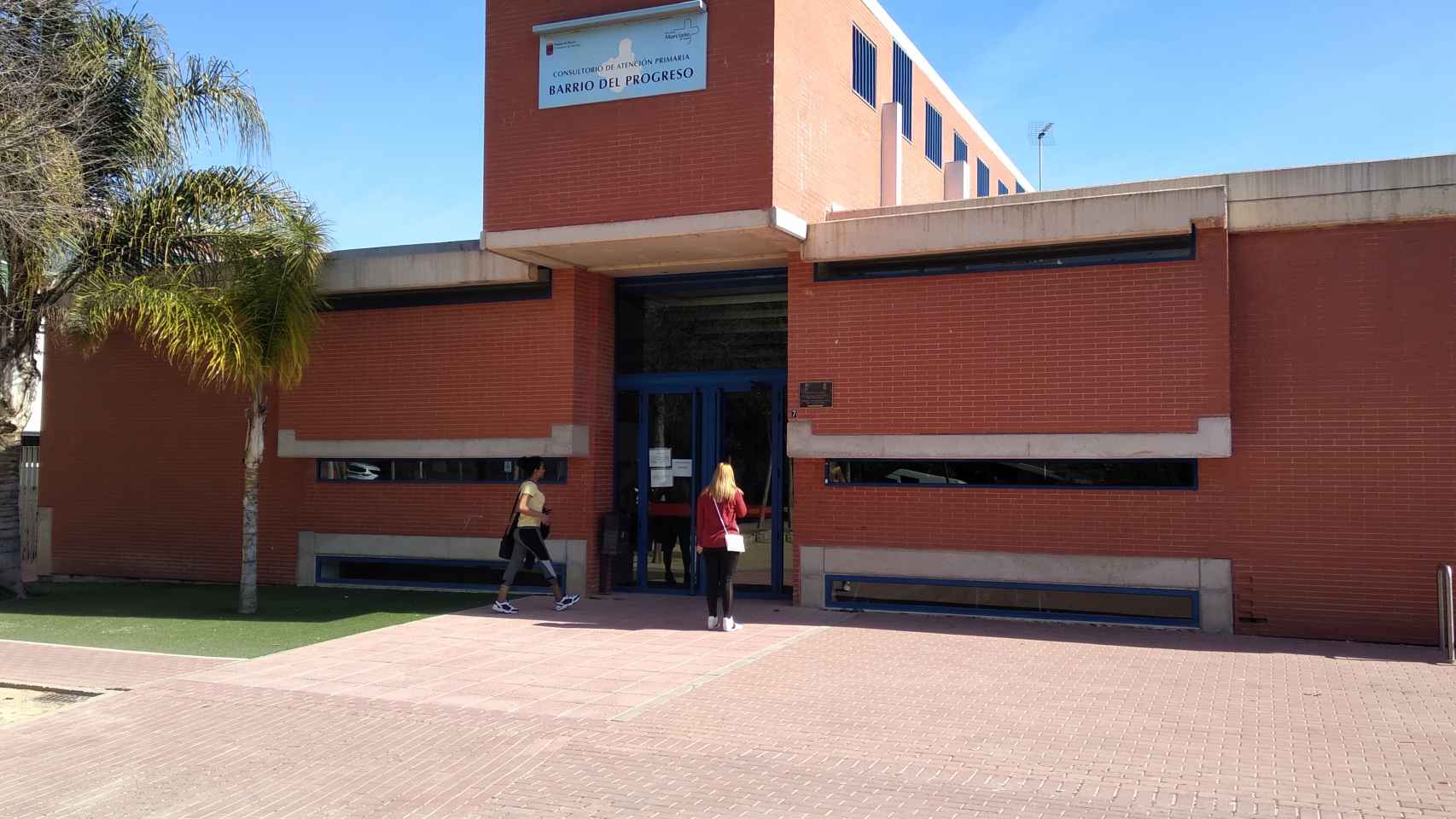 Pacientes acudiendo al Consultorio Médico del Barrio del Progreso de Murcia.