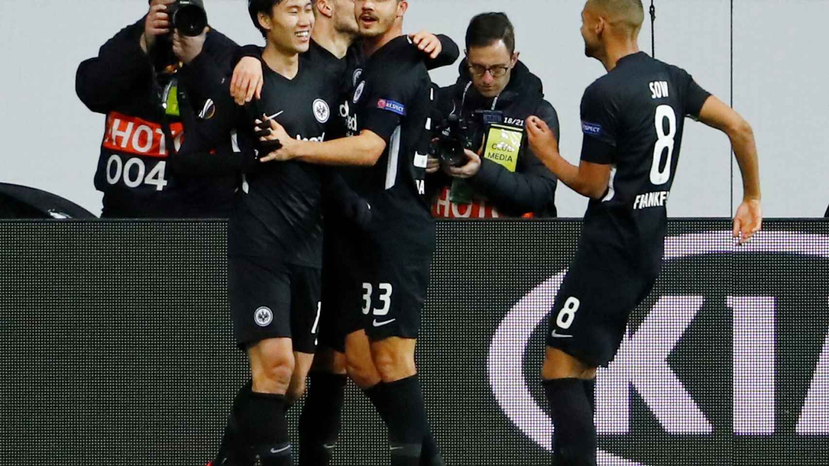Deichi Kamada celebra junto a sus compañeros uno de los goles del partido de ida entre el Eintracht de Frankfurt y el Salzburgo