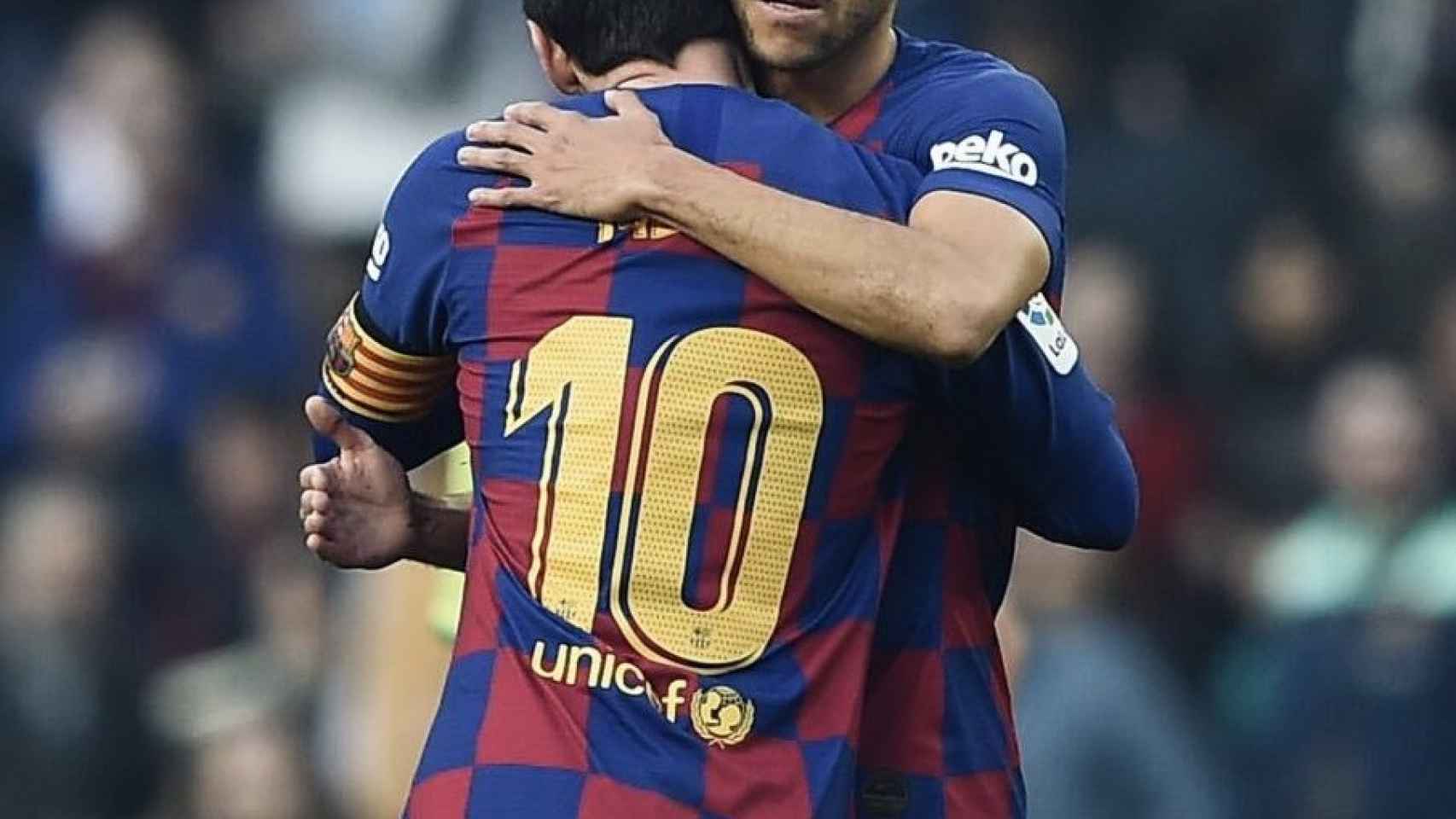 Martin Braithwaite abrazándose a Leo Messi