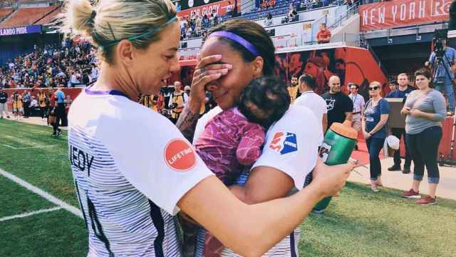 Sydney Leroux, junto a una de sus hijas llorando tras un partido