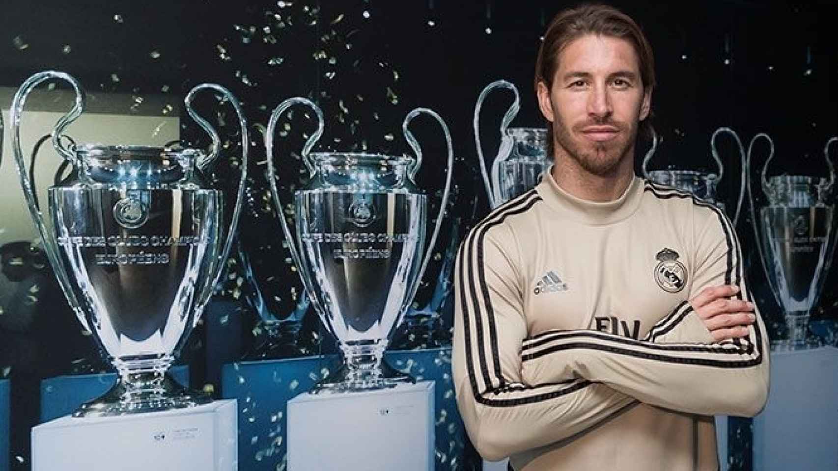 Sergio Ramos custodiando las Champions League del Real Madrid