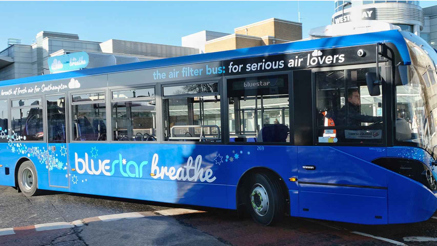 Uno de los autobuses de Go-Ahead que limpia el aire de contaminación mientras circula.
