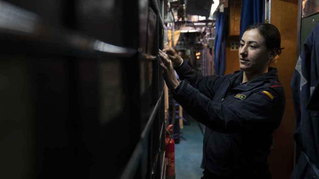 Revisando los manuales de funcionamiento del submarino.