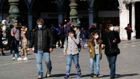 Turistas pasean con máscara por la plaza de San Marcos de Venecia