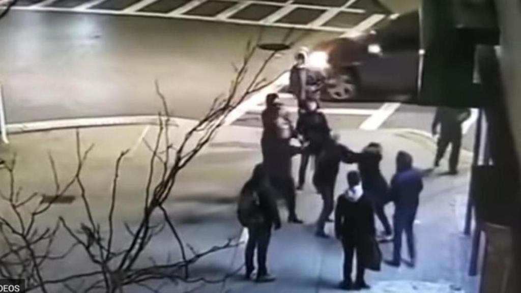 Captura del video en el que las dos víctimas son agredidas.