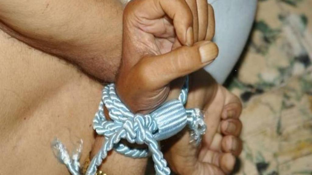 Antonio fue encontrado muerto maniatado con una cuerda blanca y con su reloj de oro en la muñeca izquierda.