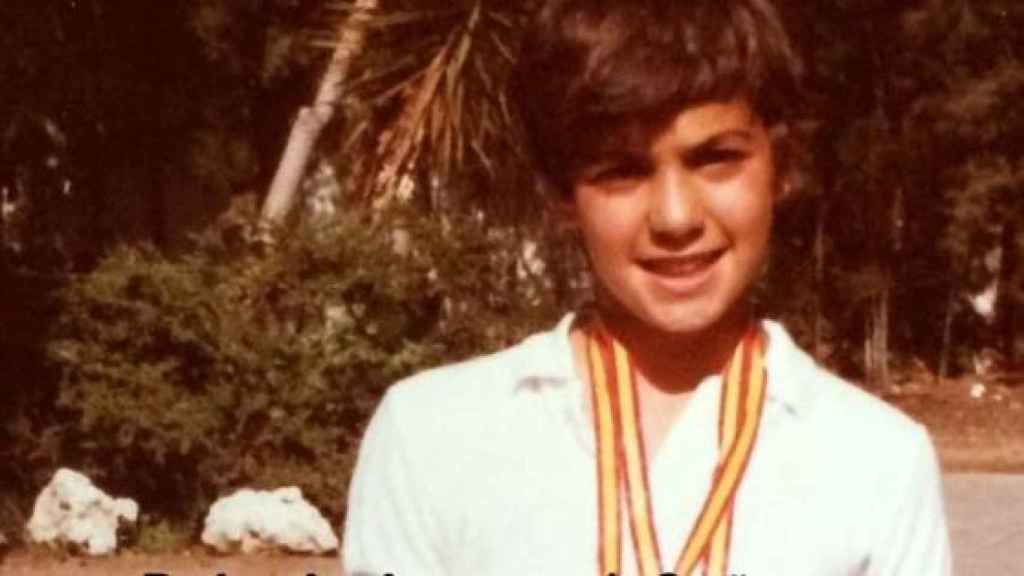 Pedro Sánchez, en su juventud, con una medalla en un evento deportivo.
