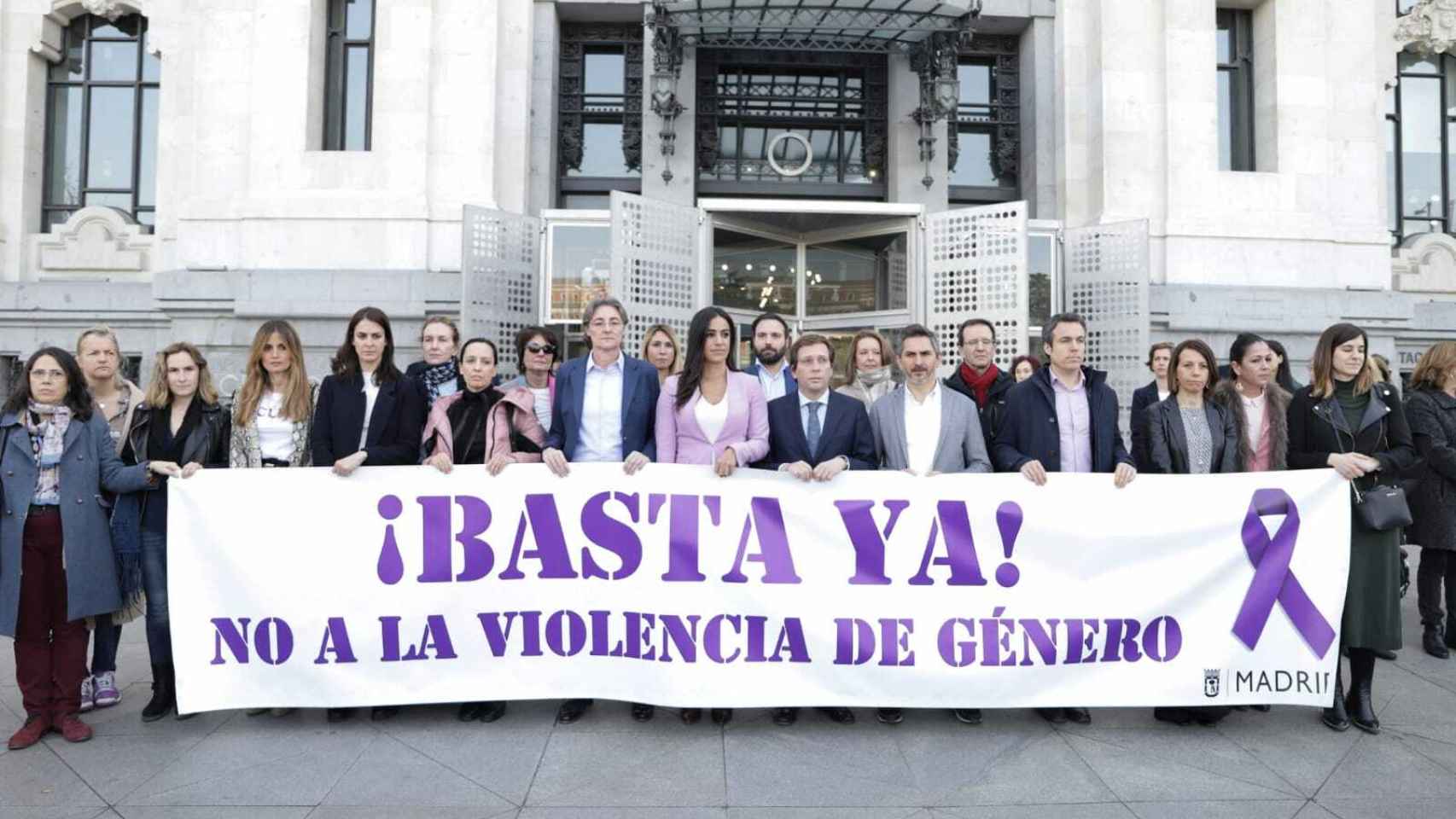 Concejales de PP, PSOE, Ciudadanos y Más Madrid participan en el minuto de silencio.