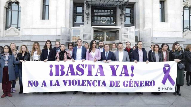 Concejales de PP, PSOE, Ciudadanos y Más Madrid participan en el minuto de silencio.