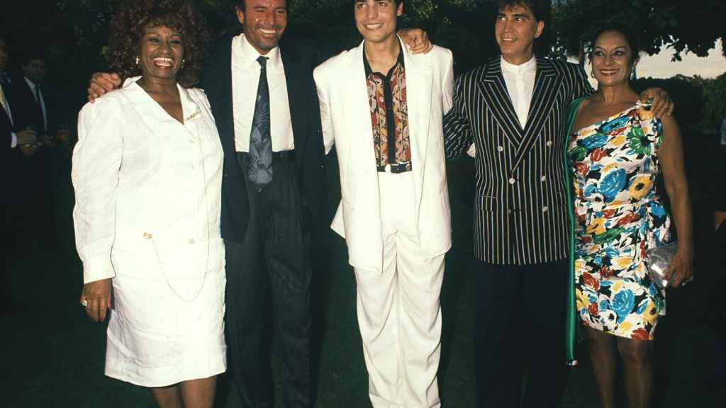 Los cantantes Celia Cruz, Julio Iglesias, Chayanne, José Luis Rodríguez y Lola Flores en una fiesta en Marbella.