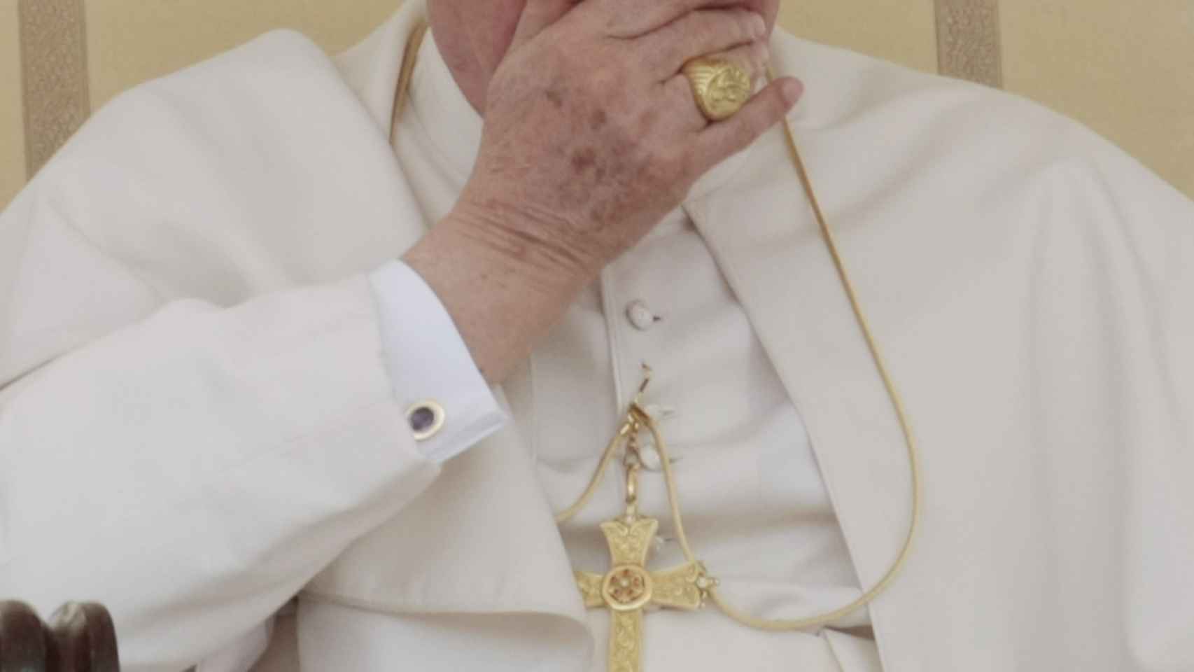 El papa Benedicto XVI tosiendo.