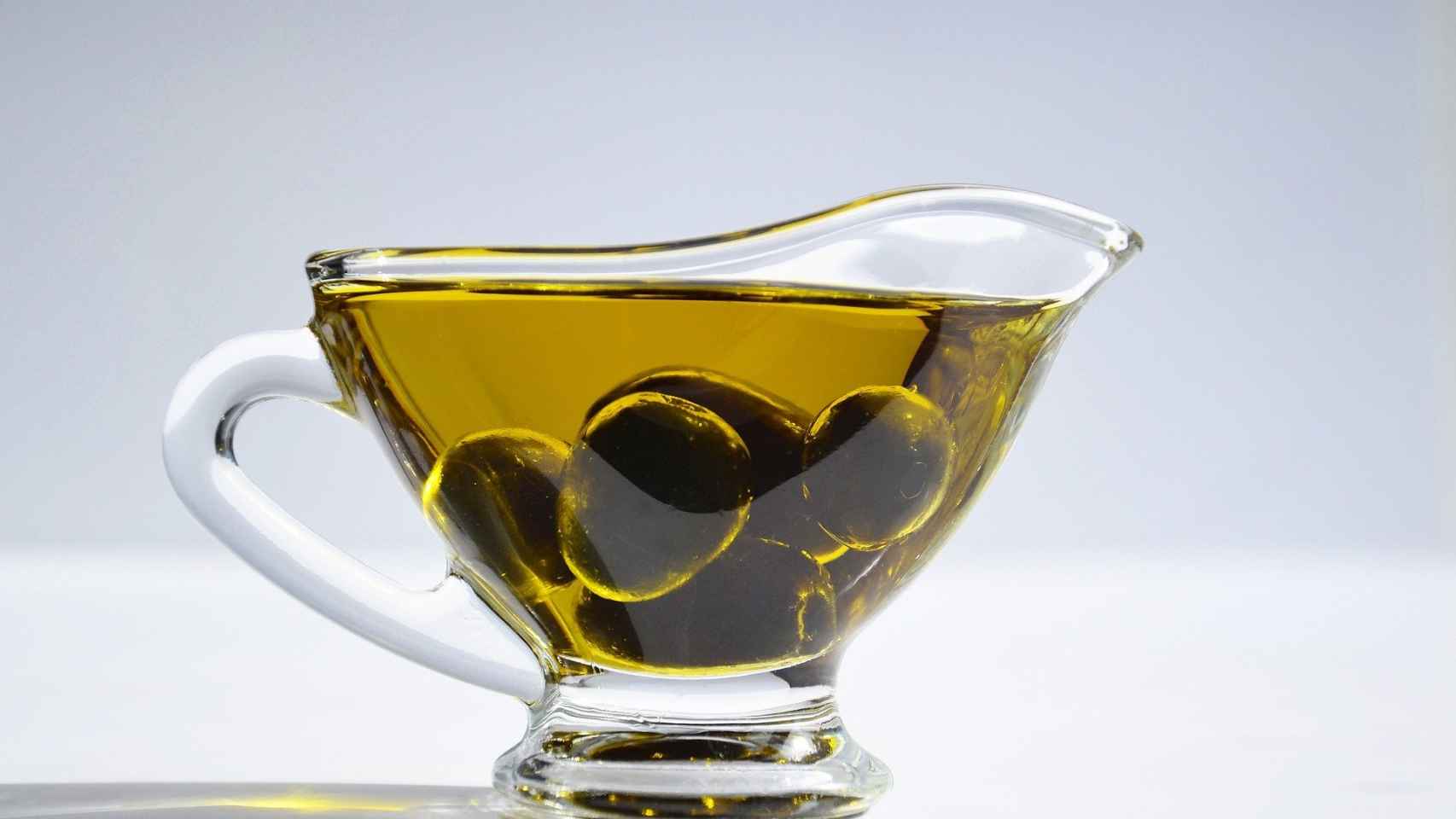 Una tacita de cristal con aceite de oliva.