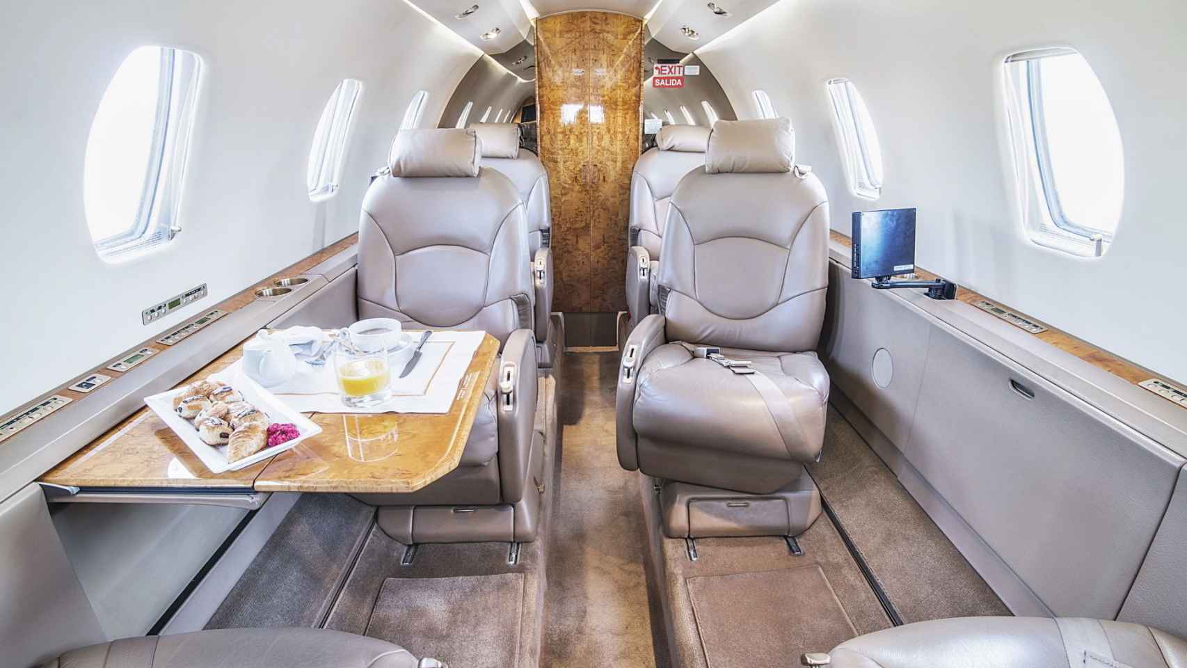 Imagen del interior del jet privado que usa en su promo 'Idol Kids'.