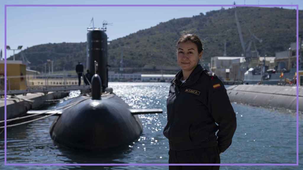 La torpedista Estefanía Ruiz, frente al submarino Tramontana, en el Arsenal de Cartagena.