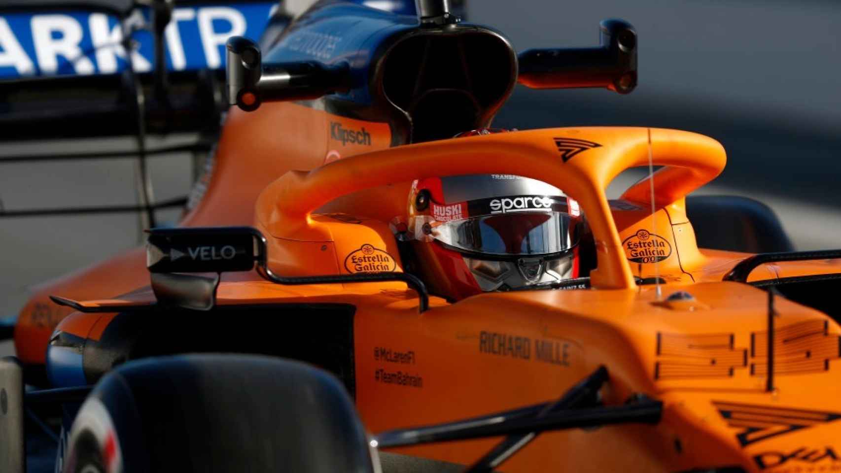 Carlos Sainz pilotando