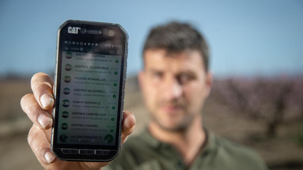 Chamorro mostrando los grupos de whatsapp de su móvil.