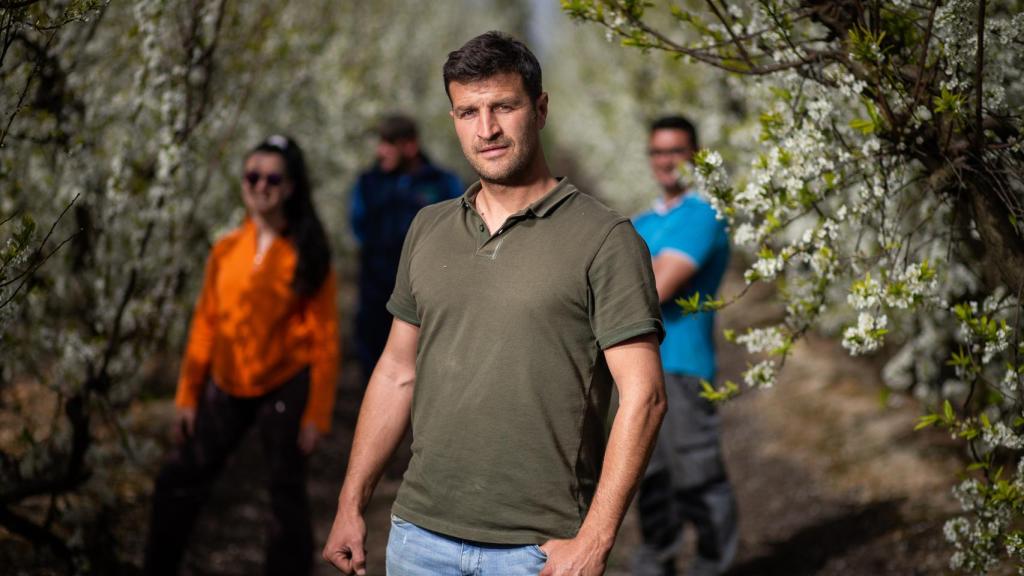 Juan Francisco, en primer término, junto a otros agricultores extremeños.