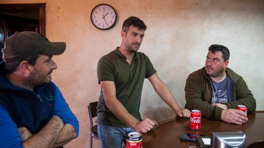 Varios agricultores juntos tras la jornada laboral en un bar de la localidad de Zurbarán.