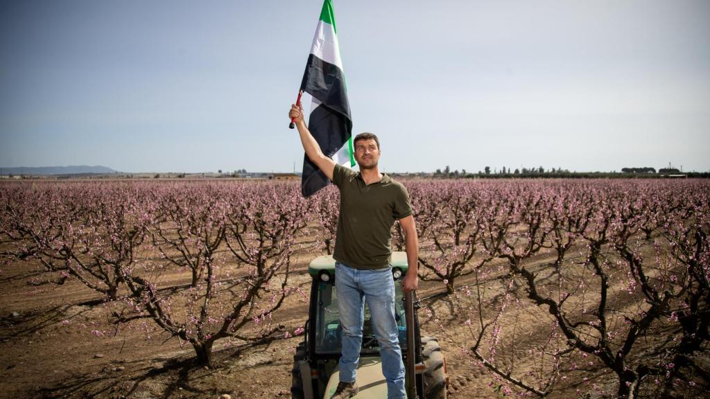 Juan Francisco Chamorro, el agricultor extremeño que se abrazó a los antidisturbios durante una protesta del sector en Don Benito, Badajoz.