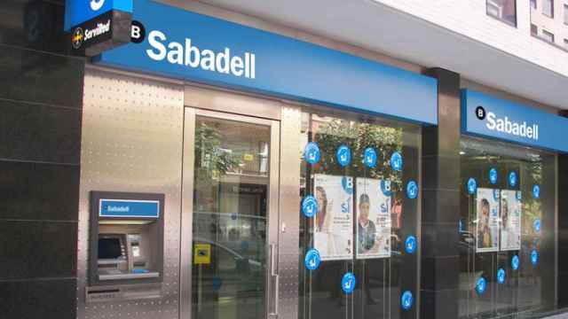 Banco Sabadell defiende su papel de referente en el segmento de empresas en España.