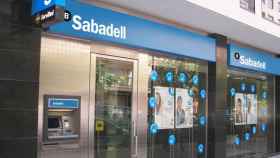 Banco Sabadell defiende su papel de referente en el segmento de empresas en España.