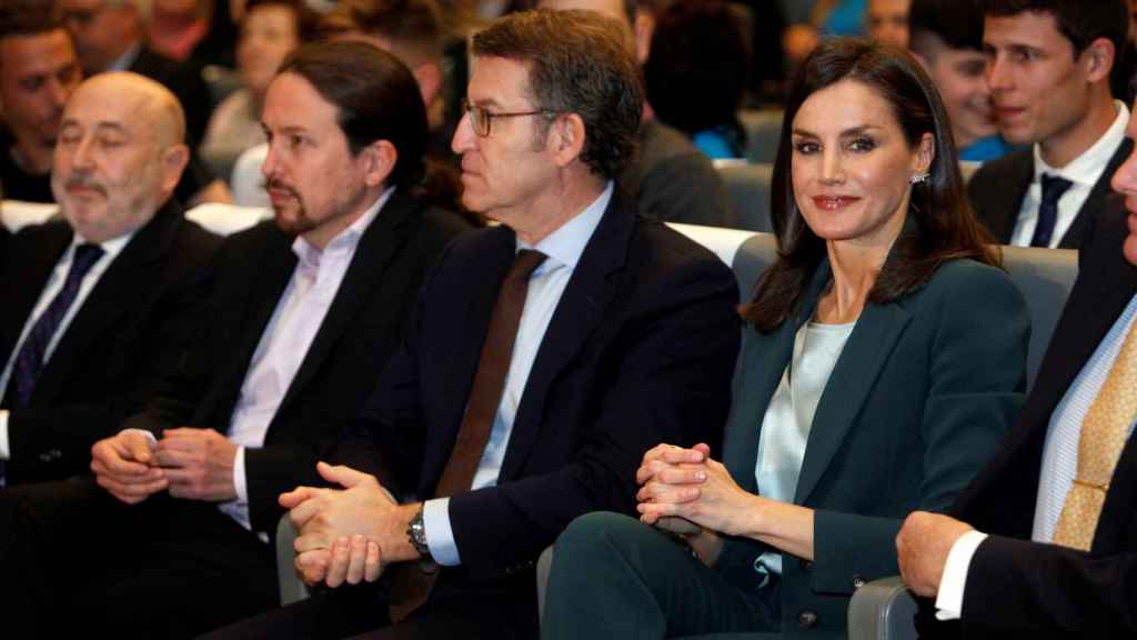La reina Letizia, Alberto Núñez Feijóo y Pablo Iglesias en A Coruña.