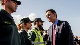 Pedro Sánchez saluda a un grupo de guardias civiles en un dispositivo de búsqueda en Mallorca