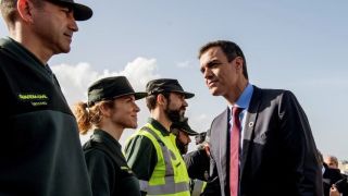Pedro Sánchez saluda a un grupo de guardias civiles en un dispositivo de búsqueda en Mallorca, en una imagen de archivo.