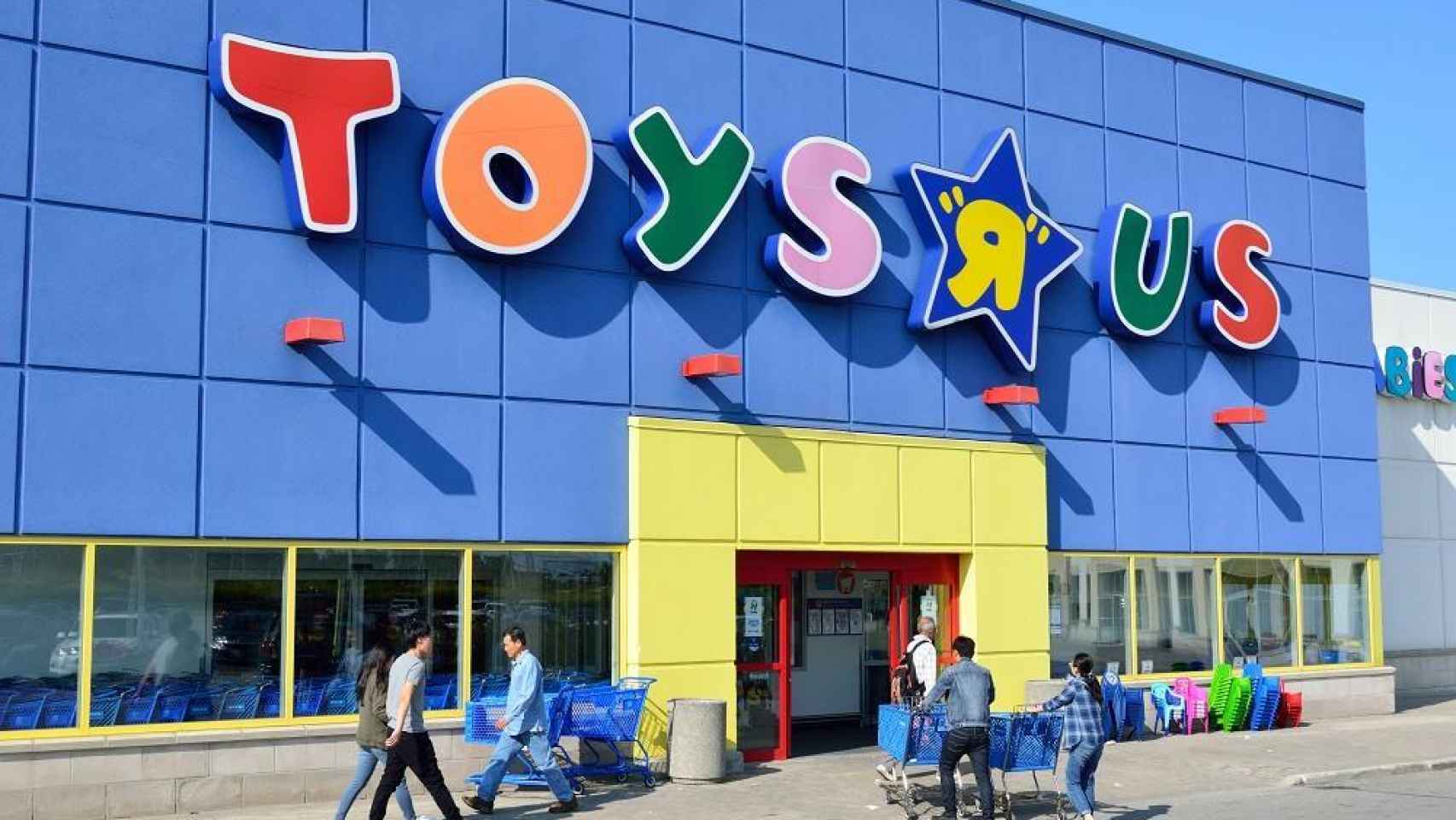 pico Buzo Grifo La británica Sports Direct compra seis tiendas de Toys 'R' Us en España por  34 millones
