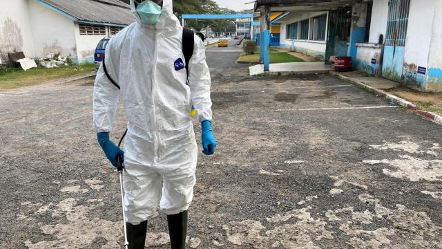 Personal médico en un hospital  de Duala, Camerún