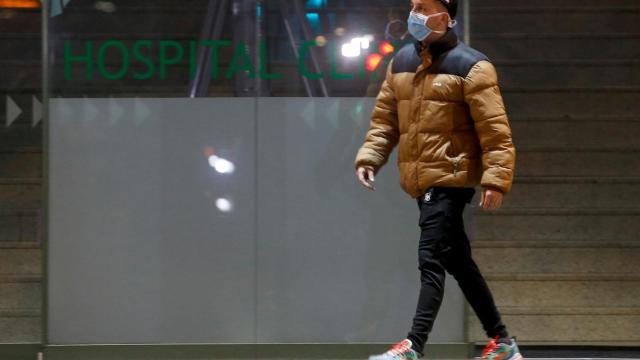 Un hombre porta una mascarilla sanitaria.