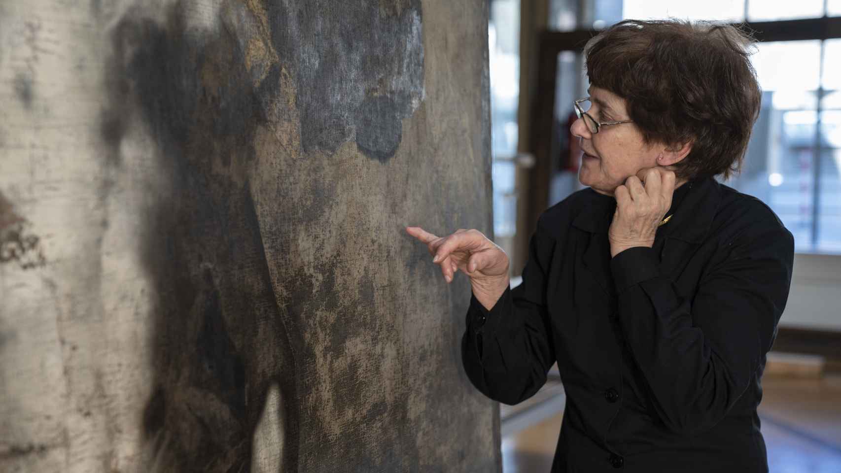 Teresa lleva dos años limpiando el cuadro de Luca Giordano.