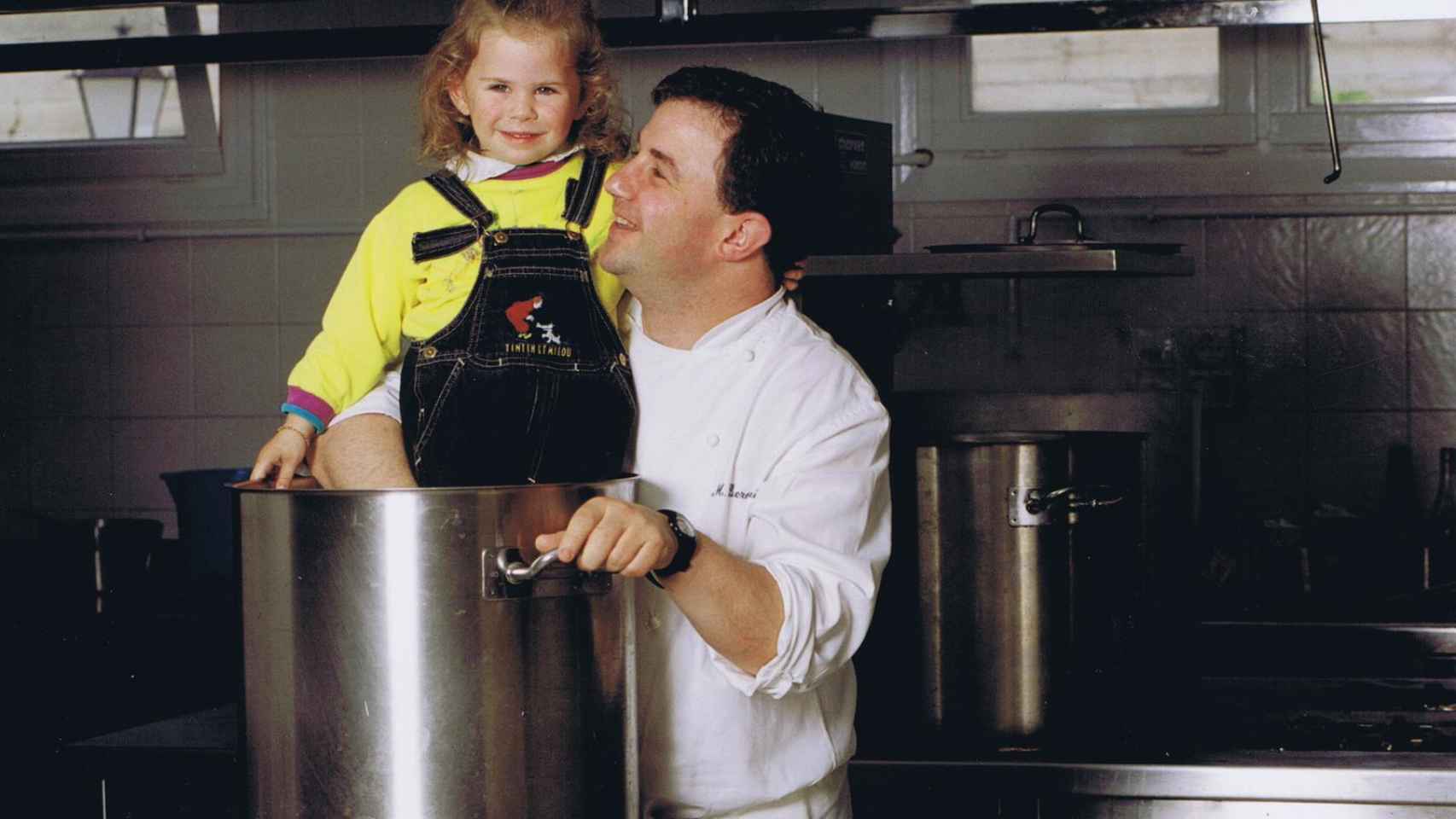 Martín y su hija Ane, en la cocina.