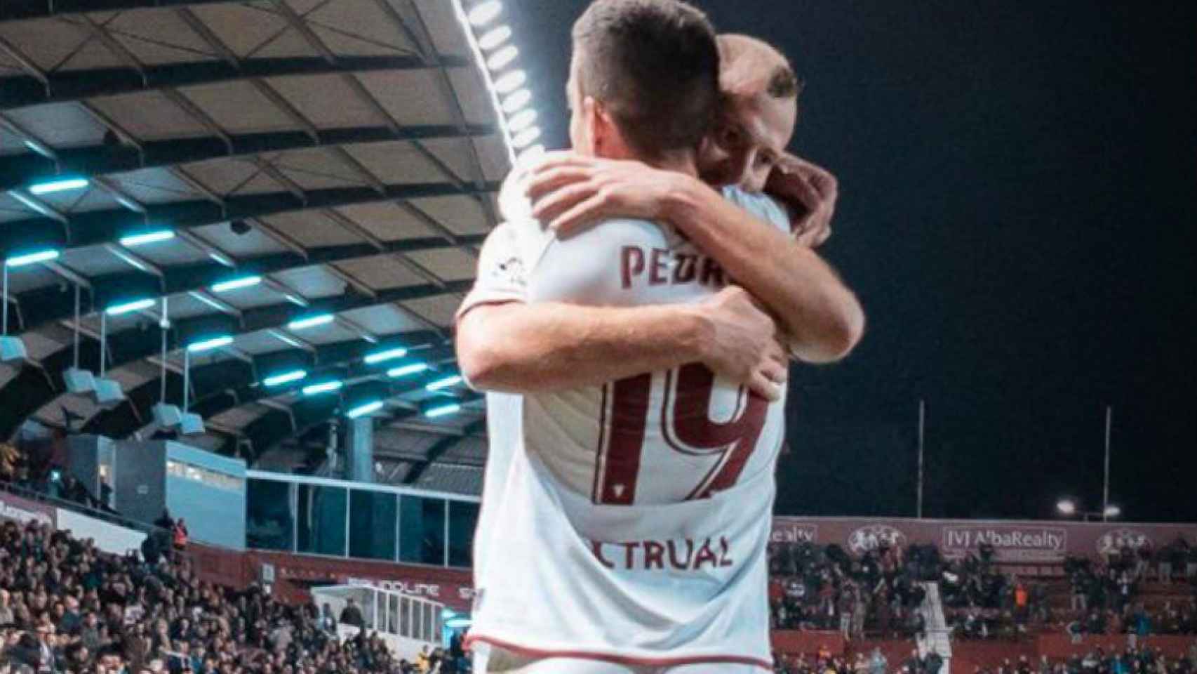 Zozulya celebra junto a Pedro el gol del Albaceye