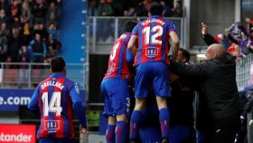 La piña de los jugadores del Eibar tras uno de los goles ante el Levante