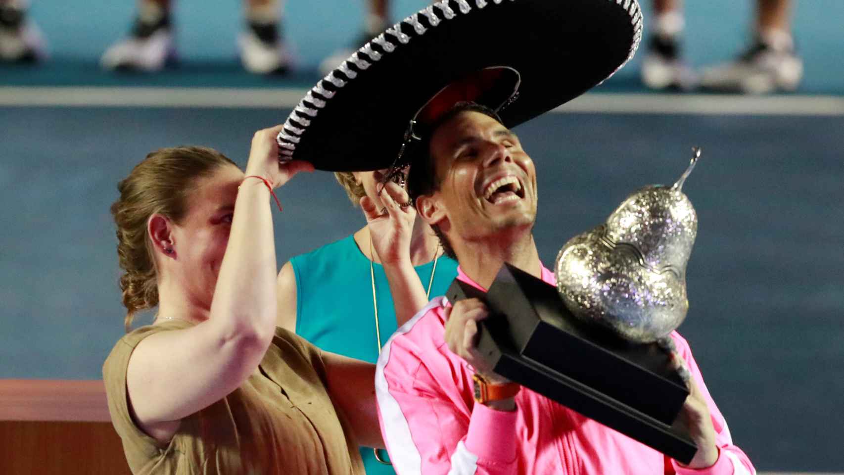 Rafa Nadal celebra su título ATP de Acapulco ataviado con un sombrero mariachi