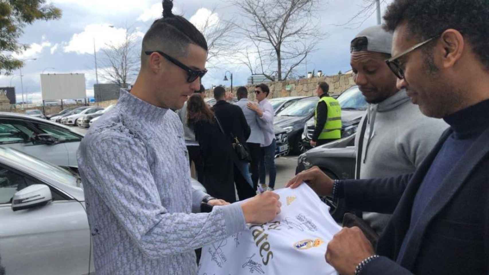 Cristiano Ronaldo firmando una camiseta del Real Madrid