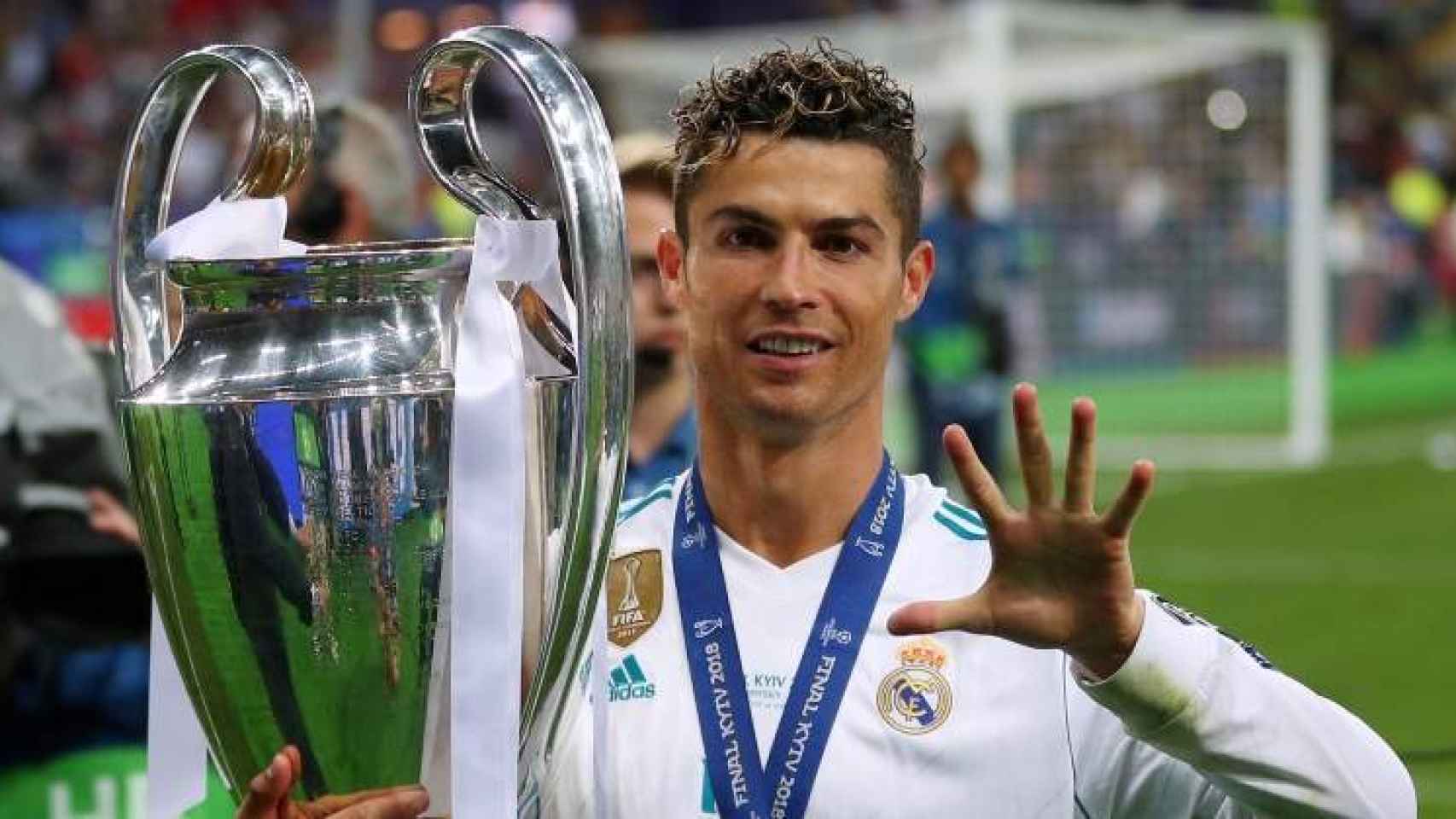 Cristiano Ronaldo, en Kiev, con la copa de la Champions League