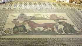 Mosaico en el suelo de una de las dependencias de la Villa romana de Almenara de Adaja 400x300