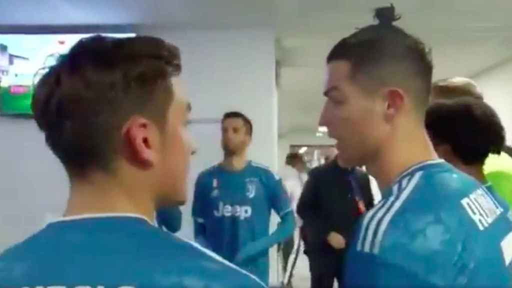 Cristiano Ronaldo y Dybalá en el túnel de vestuarios en el estadio del Olympique de Lyon.