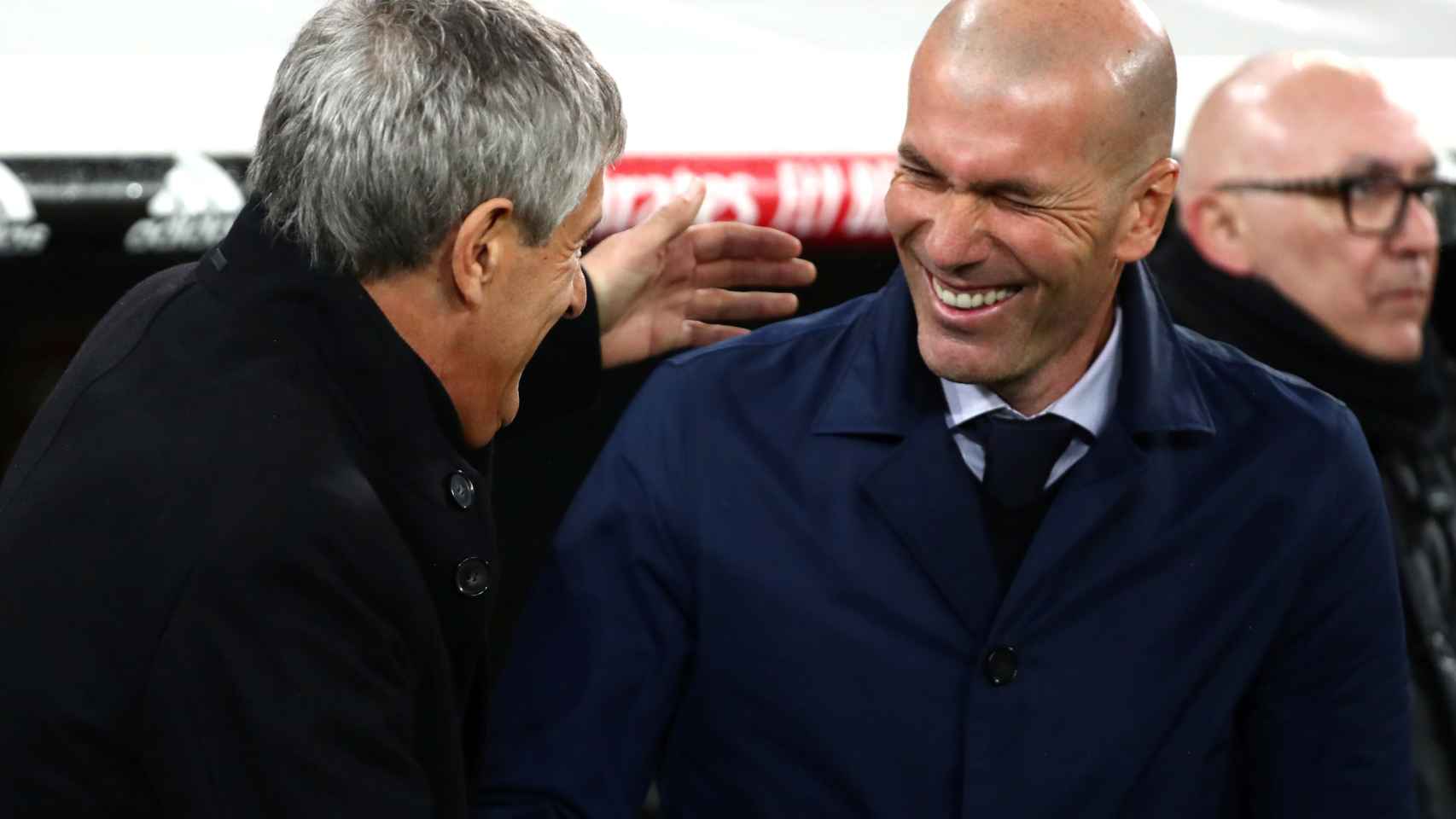 Quique Setién y Zinedine Zidane se saludan antes de El Clásico