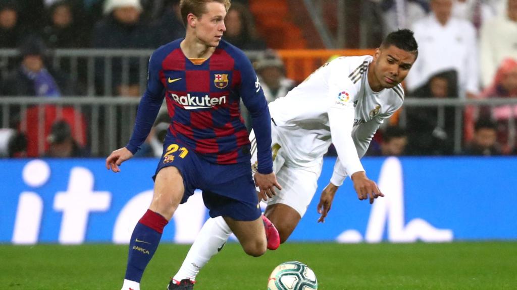 Frenkie de Jong evita la presión de Casemiro