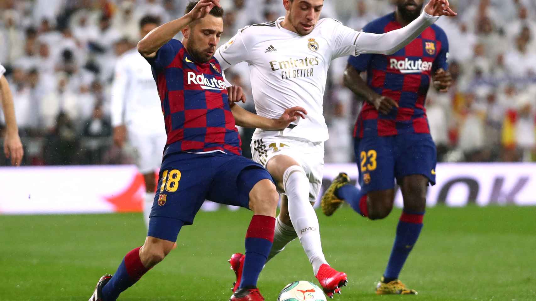 Fede Valverde intenta robar el balón a Jordi Alba