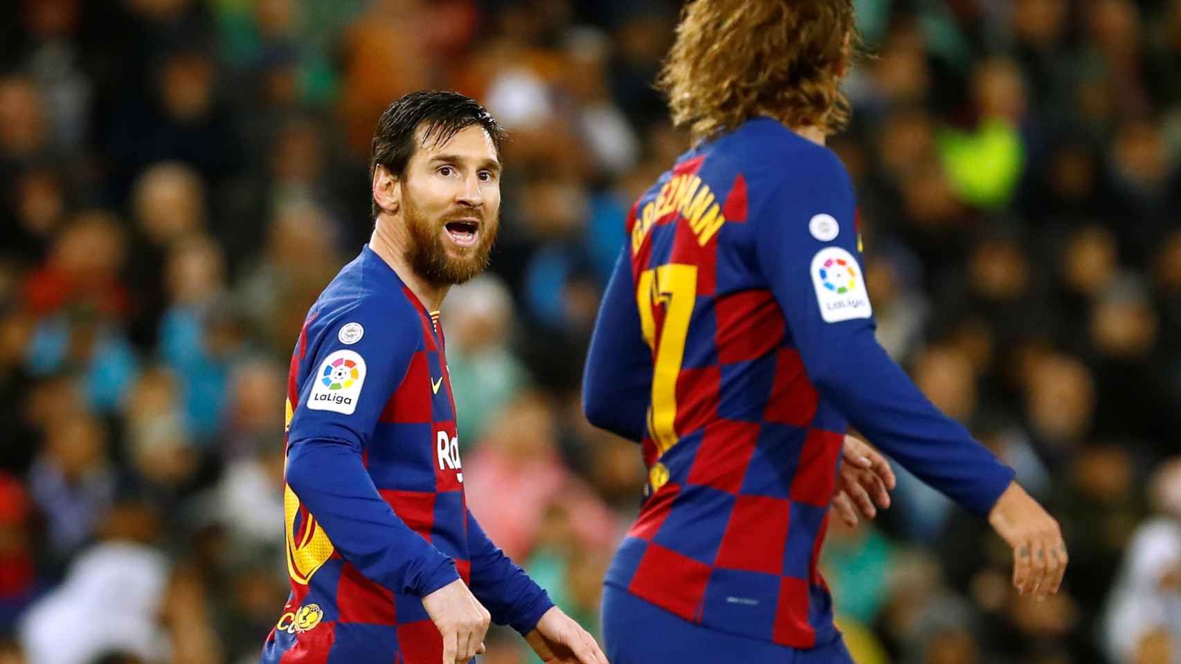 Leo Messi habla con Antoine Griezmann durante El Clásico