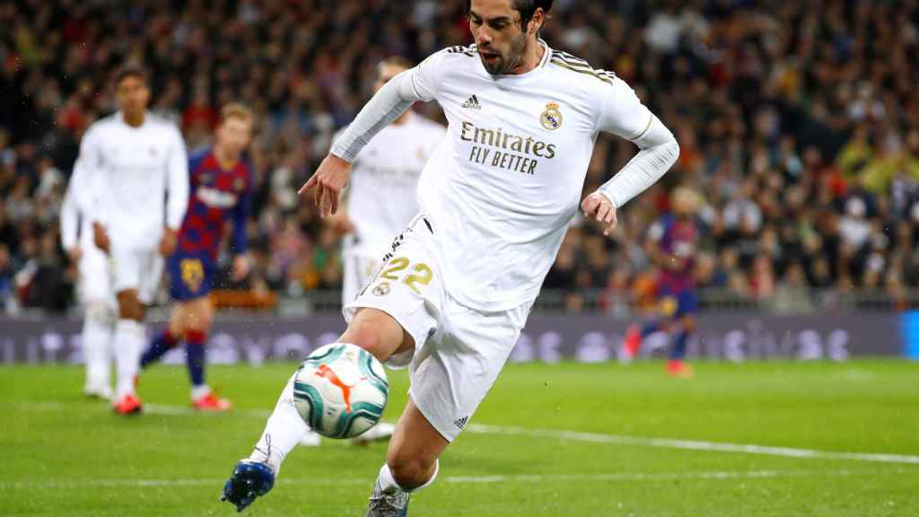 Isco Alarcón contra un balón durante un contragolpe del Real Madrid