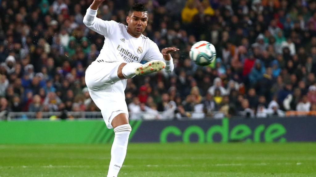 Casemiro boleando un balón alto
